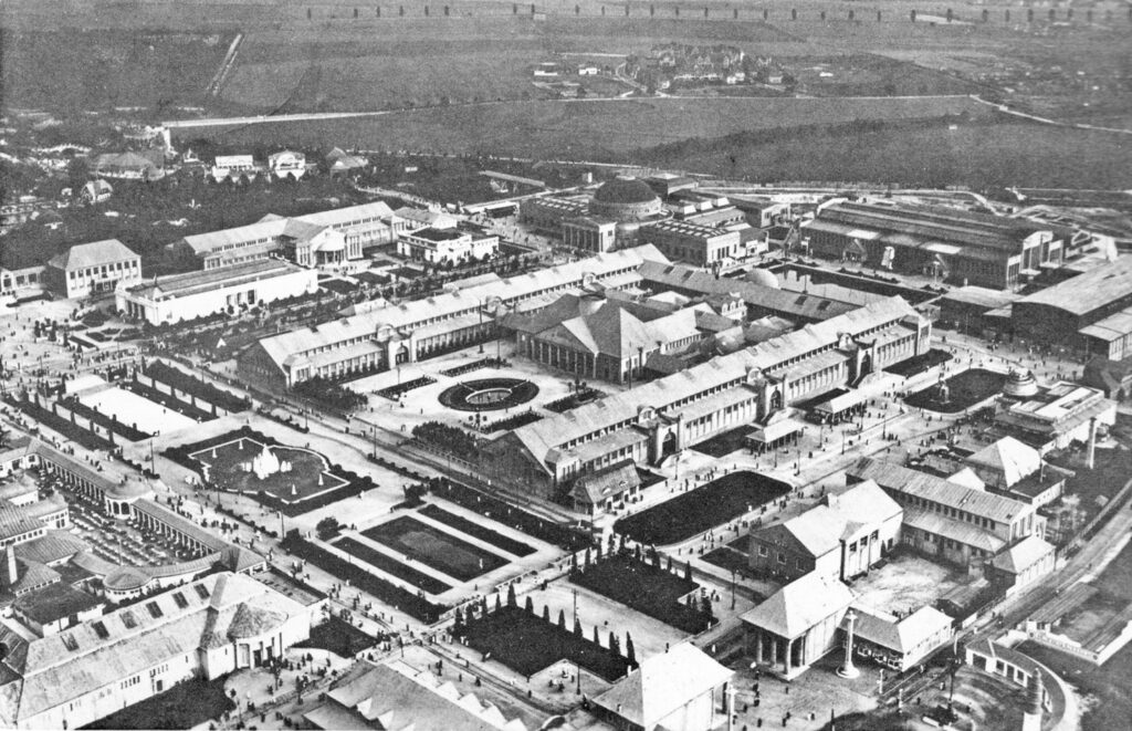 Das Ausstellungsgelände der Bugra 1914 (Blick nach Süden) (Quelle: https://de.wikipedia.org/wiki/Bugra#/media/Datei:Bugra-Gelände.jpg)
