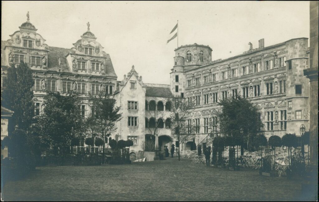 Ansicht des ›Kneiphofs‹ mit Blick auf die nachgebaute Fassade des Ottheinrichbaus des Heidelberger Schlosses (Ansichtskarte; Quelle: https://ansichtskarten-lexikon.de/ak-172673.html)