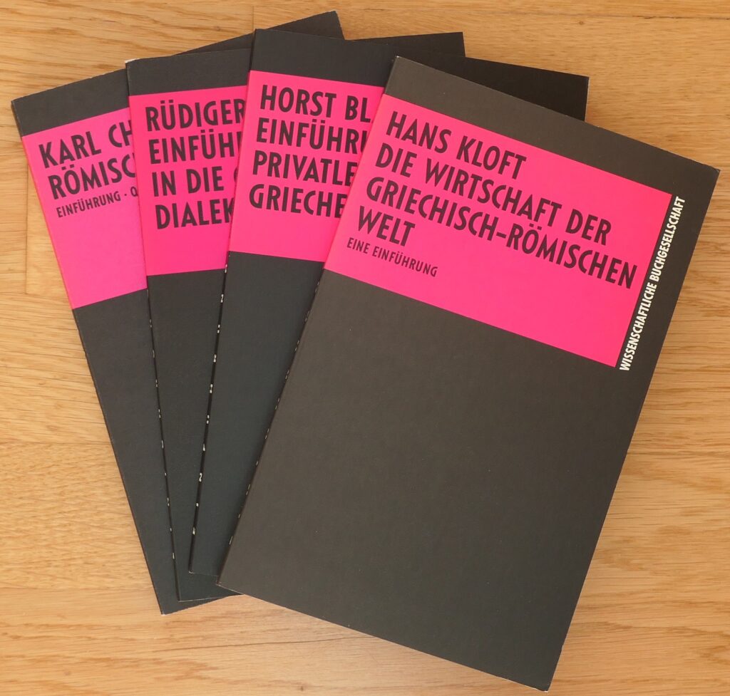 Hilfreiche Einführungsliteratur der WBG zu verschiedenen altertumswissenschaftlichen Themen: Karl Christ, Römische Geschichte (1990); Rüdiger Schmitt, Einführung in die griechischen Dialekte (1991), Hans Kloft, Die Wirtschaft der griechisch-römischen Welt (1992) und Horst Blanck, Einführung in das Privatleben der Griechen und Römer (1996)