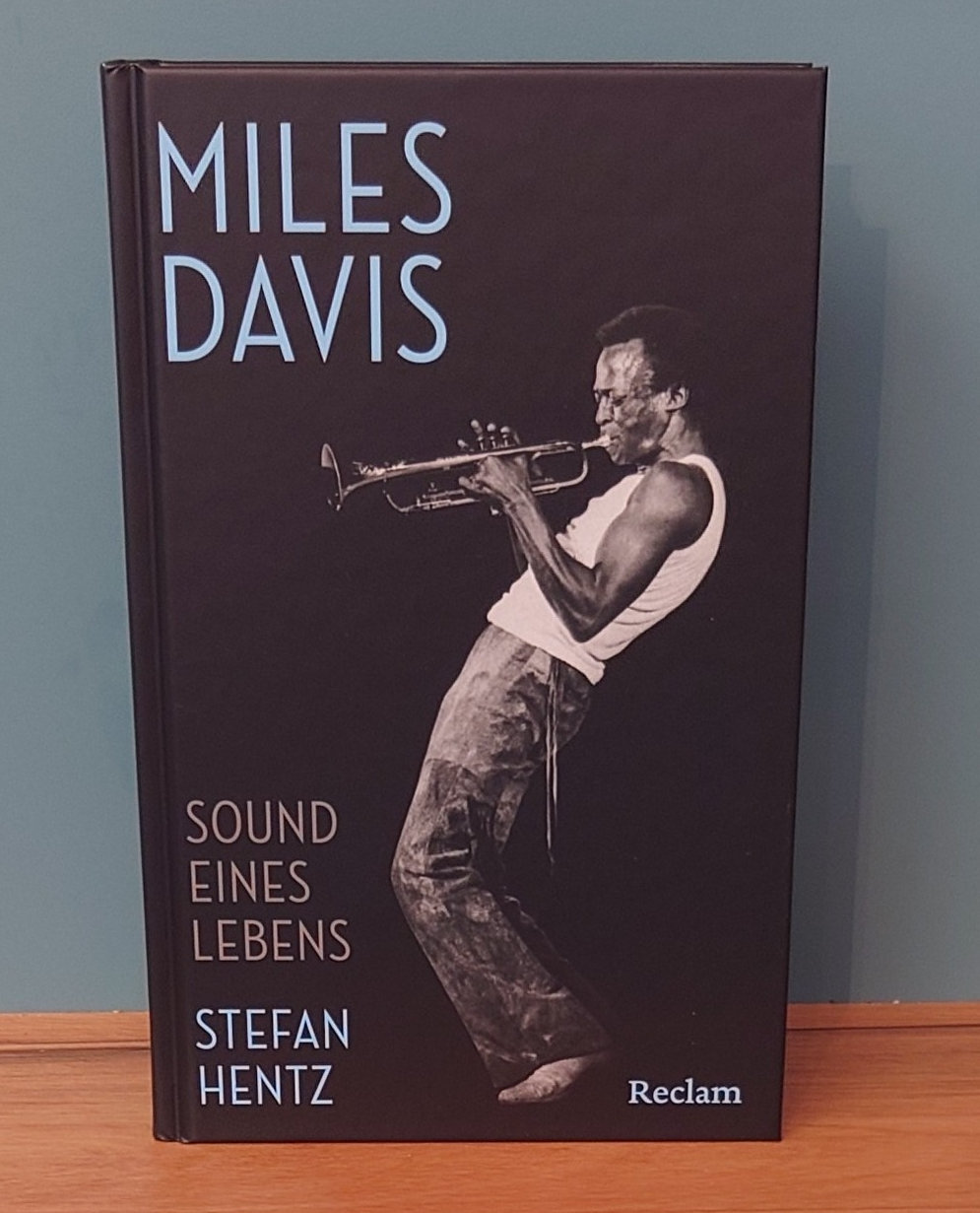 Hentz, Stefan: Miles Davis: Sound eines Lebens. 2., durchgesehene Auflage. Ditzingen: Reclam, 2026